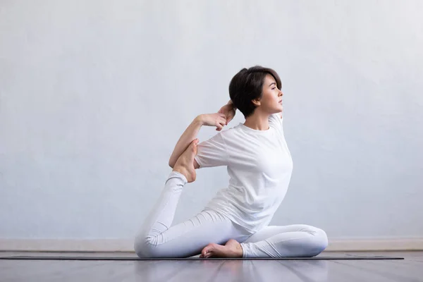 Jeune Femme Forme Pratiquant Yoga Intérieur Classe Exercice Étirement Lumière — Photo