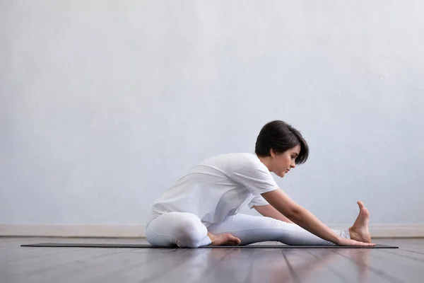 Mujer Joven Forma Practicando Yoga Interiores Clase Ejercicio Estiramiento Luz —  Fotos de Stock