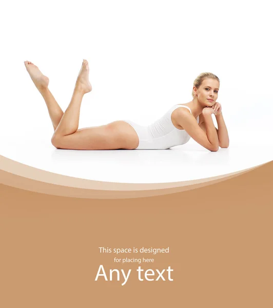 Junge Schöne Schlanke Und Gesunde Blondine Weißen Badeanzug Massage Hautpflege — Stockfoto
