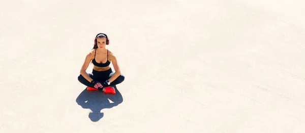 Νεαρή Γυμνασμένη Και Αθλητική Γυναίκα Που Κάνει Εξωτερικές Ασκήσεις Άσκηση — Φωτογραφία Αρχείου