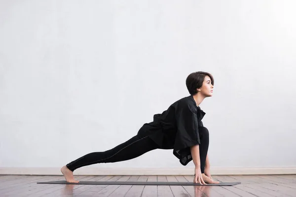 Ung Och Vältränad Kvinna Som Utövar Yoga Inomhus Klassen Stretching — Stockfoto