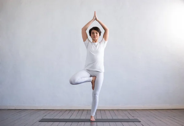 Ung Och Vältränad Kvinna Som Utövar Yoga Inomhus Klassen Stretching — Stockfoto