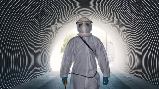 Человек Защитном Костюме Дезинфицирует Туннель Метро Антисептическим Опрыскивателем Поверхностное Лечение — стоковое видео