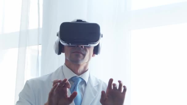 Médico Profissional Que Trabalha Consultório Hospitalar Usando Modernas Tecnologias Realidade — Vídeo de Stock