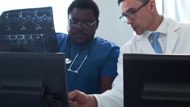 Arzt Und Chirurg Arbeiten Krankenhausbüro Mit Computertechnologie Und Röntgen Mediziner — Stockvideo