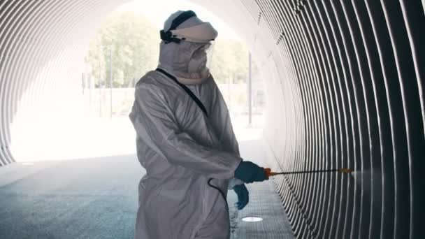 Homem Fato Protector Desinfecta Túnel Metro Com Pulverizador Séptico Tratamento — Vídeo de Stock