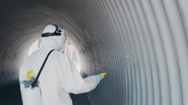 Homem Fato Protector Desinfecta Túnel Metro Com Pulverizador Séptico Tratamento — Vídeo de Stock