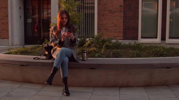 Jovem Mulher Negócios Atraente Sentado Livre Banco Usando Smartphone Luz — Vídeo de Stock