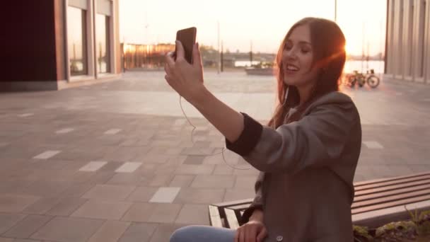 Młoda Atrakcyjna Bizneswoman Siedząca Ławce Dziewczyna Używająca Smartfona Nagrywania Video — Wideo stockowe