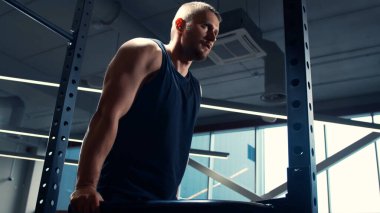 Spor salonunda halter kullanarak çalışan yakışıklı erkek sporcu. Güçlü ve sağlıklı vücut geliştirici abdominal eğitim egzersizleri. Spor, spor, spor ve yaşam tarzı konsepti.