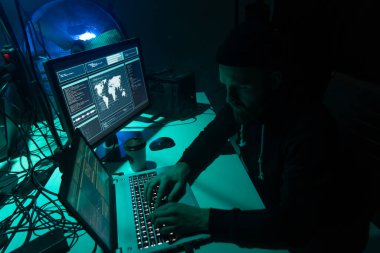 Bilgisayar korsanları virüs yazılımı ve arayüzü kullanarak kripto para dolandırıcılığı yapıyorlar. Bloke zincir siber saldırı, ddos ve kötü amaçlı yazılım konsepti. Yeraltı ofisi geçmişi.