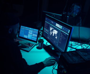 İnternet dolandırıcılığı, darknet, veri hırsızlığı, siber suç konsepti. Hükümet sunucusuna hackerlar saldırdı. Tehlikeli suçlular bodrumda virüs programları kodluyorlar..