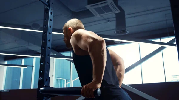 Atlético Apuesto Deportista Masculino Que Trabaja Gimnasio Con Barra Pesas —  Fotos de Stock