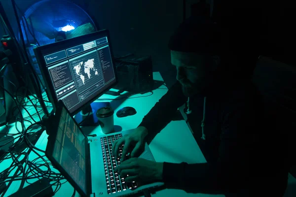 Hacker Membuat Penipuan Cryptocurrency Menggunakan Perangkat Lunak Virus Dan Antarmuka — Stok Foto