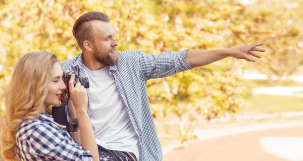 Man Och Kvinna Har Date Utomhus Hösten Flickan Gjorde Fotokamera — Stockfoto