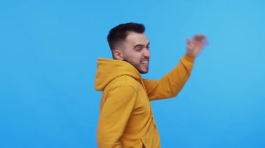 Etkileyici ve neşeli bir geçmişi olan genç adam. Kazanan kişinin stüdyo portresi.