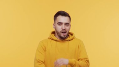 Etkileyici bir geçmişi olan etkileyici bir genç adam. Sıkılmış kişinin stüdyo portresi.