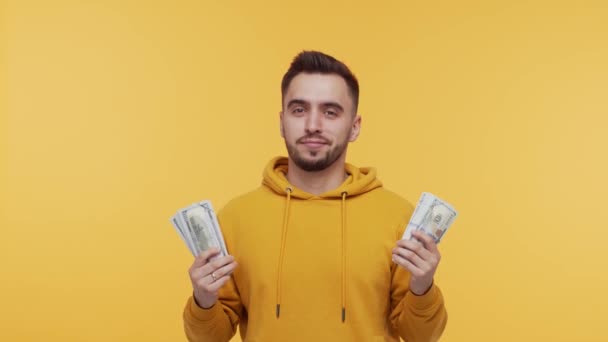 Jovem Expressivo Feliz Com Monte Dinheiro Pessoa Que Ganhou Jackpot — Vídeo de Stock