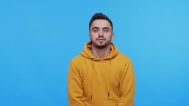 Joven Expresivo Feliz Sobre Fondo Vibrante Retrato Estudio Una Persona — Vídeo de stock