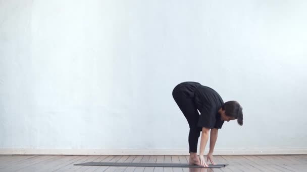 Mulher Jovem Apto Praticando Ioga Interior Classe Exercício Alongamento Luz — Vídeo de Stock