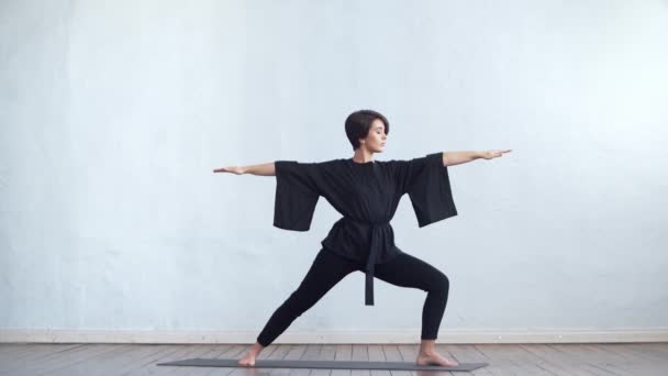 Jonge Fitte Vrouw Die Yoga Indoor Beoefent Klas Uitrekken Oefening — Stockvideo