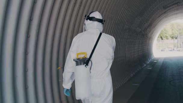 Hombre Con Traje Protector Desinfecta Túnel Del Metro Con Pulverizador — Vídeo de stock