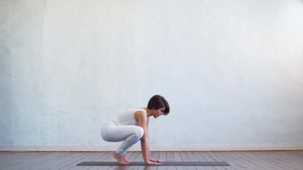 Jonge Fitte Vrouw Die Yoga Indoor Beoefent Klas Uitrekken Oefening — Stockvideo