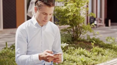 Açık havada çalışan genç ve çekici bir serbest yazar. Ofis çalışanı ya da iş adamı. İş ve sosyal uzaklık kavramları.