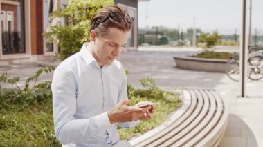 Açık havada çalışan genç ve çekici bir serbest yazar. Ofis çalışanı ya da iş adamı. İş ve sosyal uzaklık kavramları.