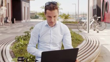 Açık havada çalışan genç ve çekici bir serbest yazar. Ofis çalışanı ya da iş adamı. İş ve sosyal uzaklık kavramları.