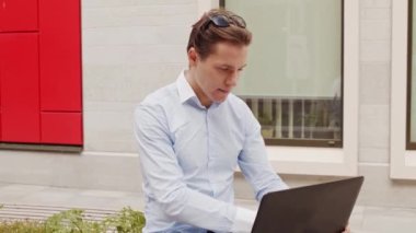 Açık havada çalışan genç ve çekici bir serbest yazar. Ofis çalışanı ya da iş adamı. İş ve sosyal uzaklık kavramları.