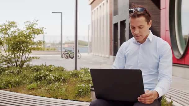 Mladý Atraktivní Volné Noze Pracující Venku Kancelářský Pracovník Nebo Podnikatel — Stock video