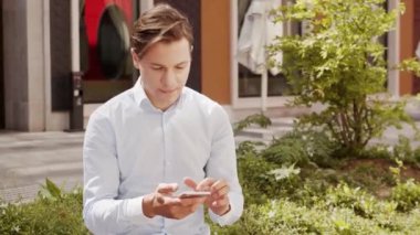 Açık havada çalışan genç ve çekici bir serbest yazar. Ofis çalışanı ya da iş adamı. İş ve sosyal uzaklık kavramları.