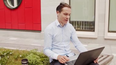 Açık havada çalışan genç ve çekici bir serbest yazar. Ofis çalışanı ya da iş adamı. İş ve sosyal uzaklık kavramları.