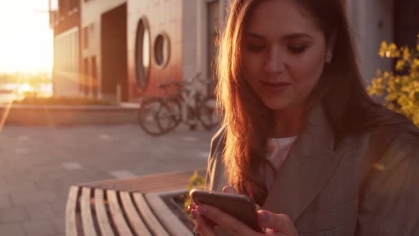 Młoda Atrakcyjna Bizneswoman Siedząca Ławce Korzystająca Smartfona Światło Zachodu Słońca — Wideo stockowe