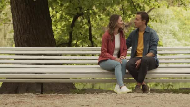 Jovem Feliz Casal Amoroso Ter Encontro Banco Parque Relações Amizade — Vídeo de Stock