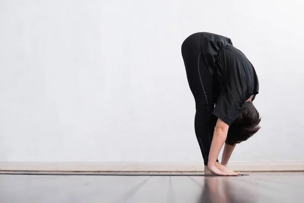 Mujer Joven Forma Practicando Yoga Interiores Clase Ejercicio Estiramiento Luz — Foto de Stock