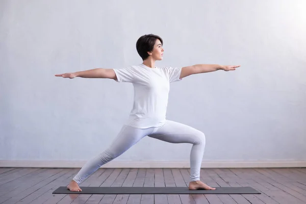 Mujer Joven Forma Practicando Yoga Interiores Clase Ejercicio Estiramiento Luz — Foto de Stock