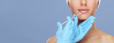 Genç bir kadının güzel yüzüne iğne yapan bir doktor. Estetik ameliyat, cilt gerdirme ve estetik tıp konsepti.