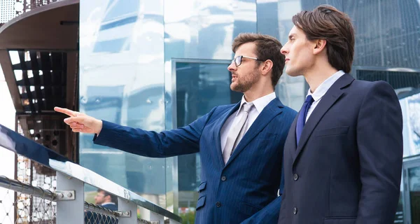 Trabajo Equipo Concepto Negocio Empresarios Confiados Ropa Formal Conversando Sobre — Foto de Stock