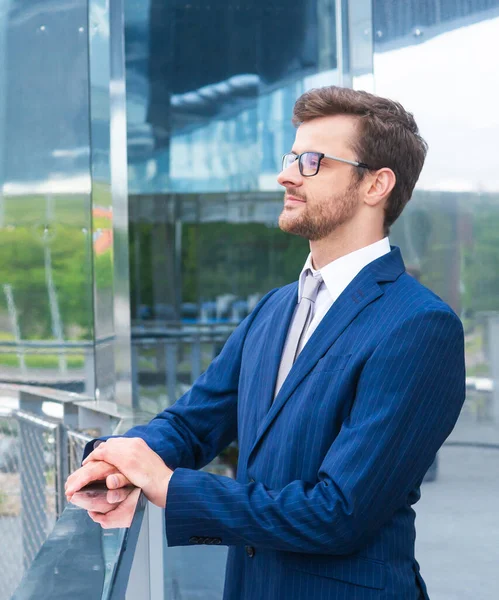 Selbstbewusster Geschäftsmann Formalem Gewand Der Vor Einem Bürogebäude Über Banken — Stockfoto