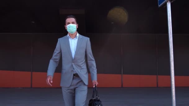 在机场 优雅的商人戴着防护面具 穿正装的年轻邮务企业家 大流行病 新的控制规则 公务旅行和旅行概念 — 图库视频影像
