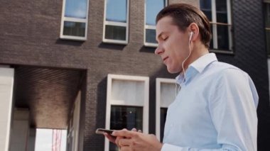 Genç ve çekici serbest çalışan dışarıda dolaşıyor. Ofis çalışanı ya da iş adamı. İş ve emlak kavramları.