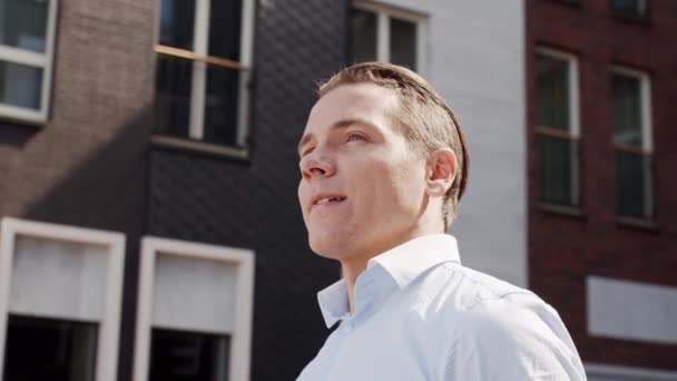 Genç Çekici Serbest Çalışan Dışarıda Dolaşıyor Ofis Çalışanı Adamı Emlak — Stok video