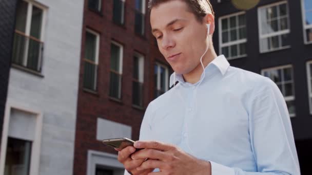 Joven Atractiva Freelancer Caminando Aire Libre Trabajador Oficina Empresario Conceptos — Vídeo de stock