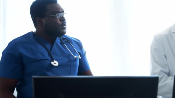 コンピュータ技術とX線を使用して病院のオフィスで働く医師や外科医 診療所の医療従事者 日の光 チームワークの概念 — ストック動画