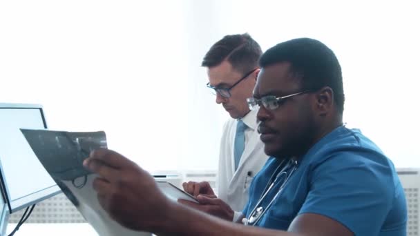 Лікар Хірург Працюють Лікарняному Кабінеті Використанням Комп Ютерних Технологій Медичні — стокове відео
