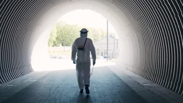 Mannen Skyddsdräkt Desinficerar Tunnelbanetunneln Med Antiseptisk Spruta Ytbehandling Grund Coronavirus — Stockvideo