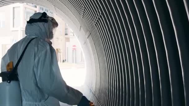 Man Beschermend Pak Desinfecteert Metro Tunnel Met Een Antiseptisch Sproeiapparaat — Stockvideo