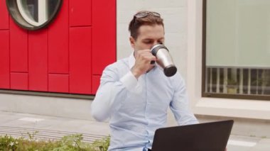 Açık havada çalışan genç ve çekici bir serbest yazar. Ofis çalışanı ya da iş adamı. İş ve sosyal uzaklık kavramları.